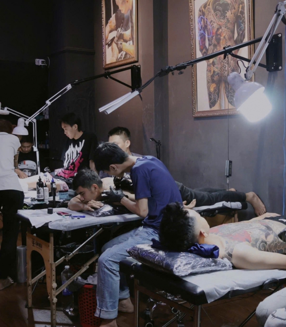 Nhân Viên Làm Việc Tại Studio